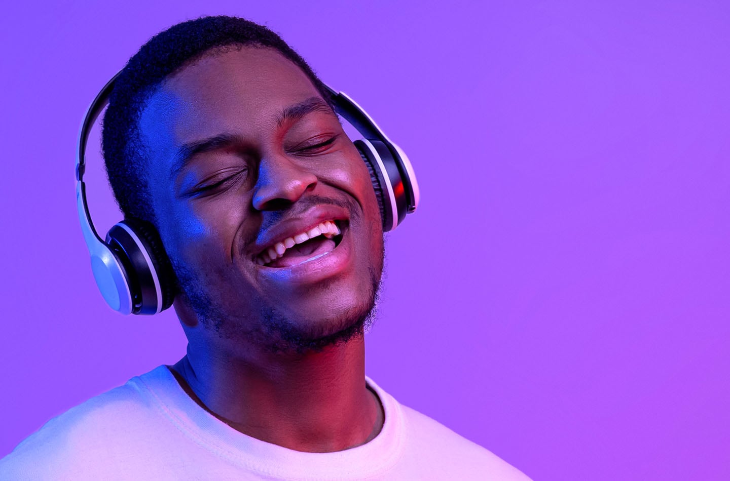 Kopfhörer für Smartphone und Tablet – kabelgebunden oder kabellos