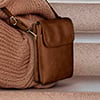 moex Handytasche zum Umhängen für Damen aus Leder – Classic Sling – Produktvideo 1