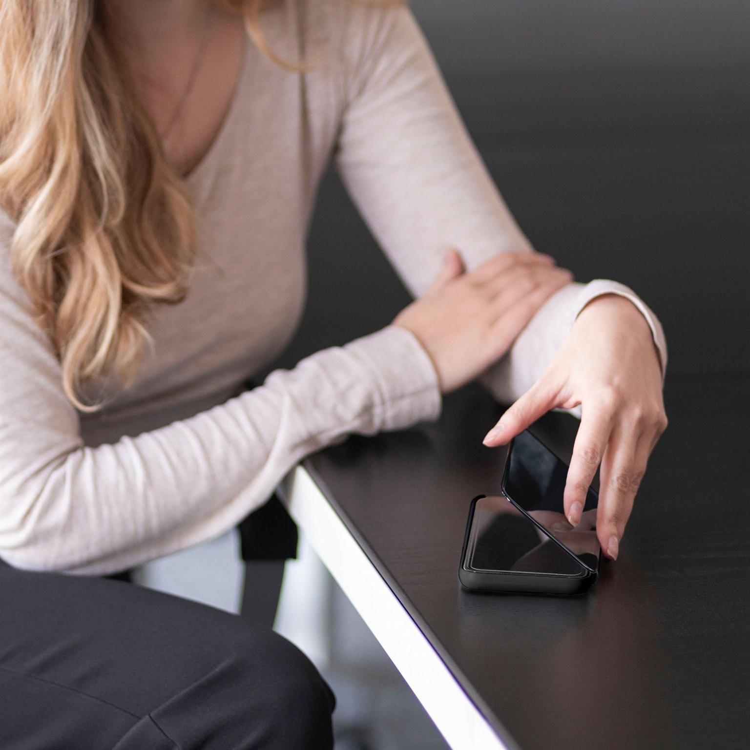 moex Void Case iPhone 15 Pro Max Klapphülle Hochglanz – Weiteres Produktbild 6