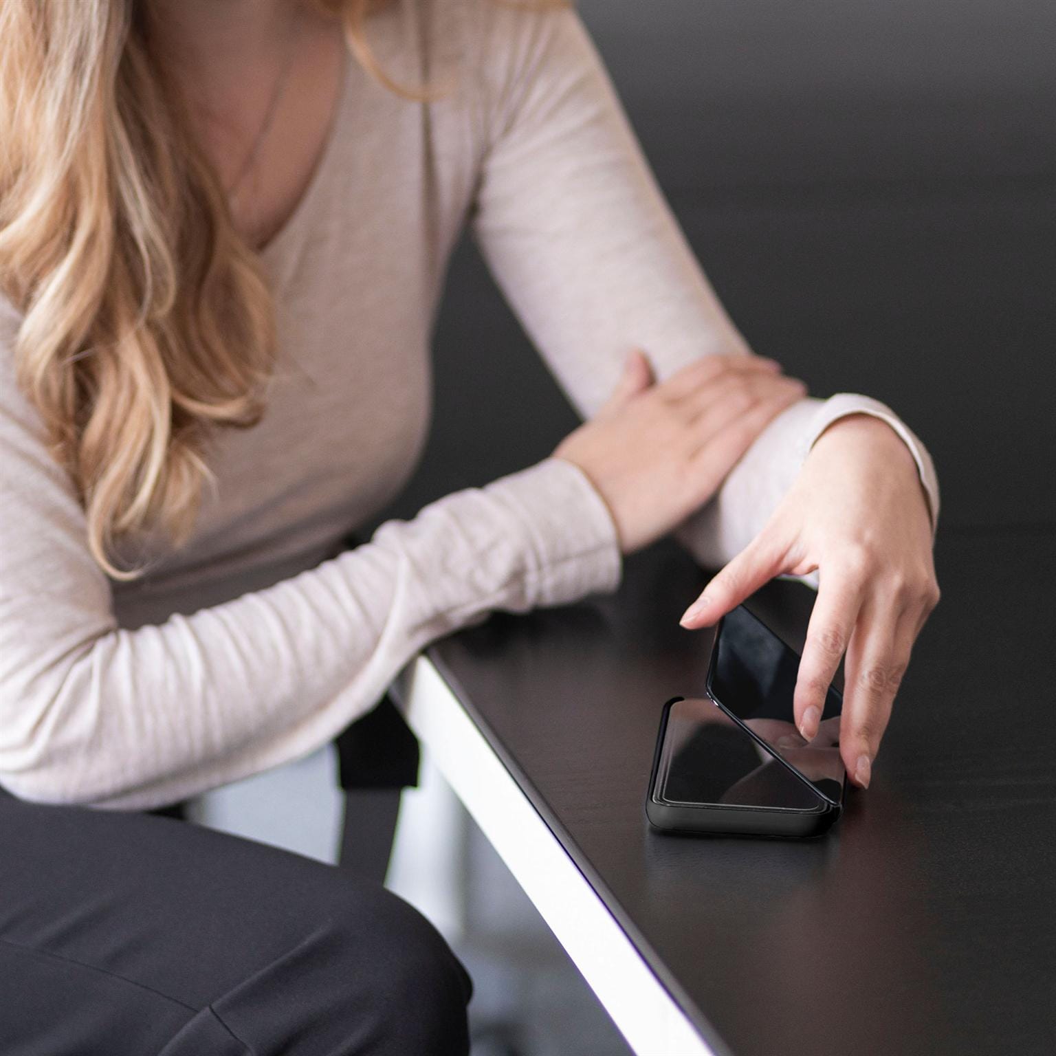 moex Void Case iPhone 16 Pro Max Klapphülle Hochglanz – Weiteres Produktbild 6