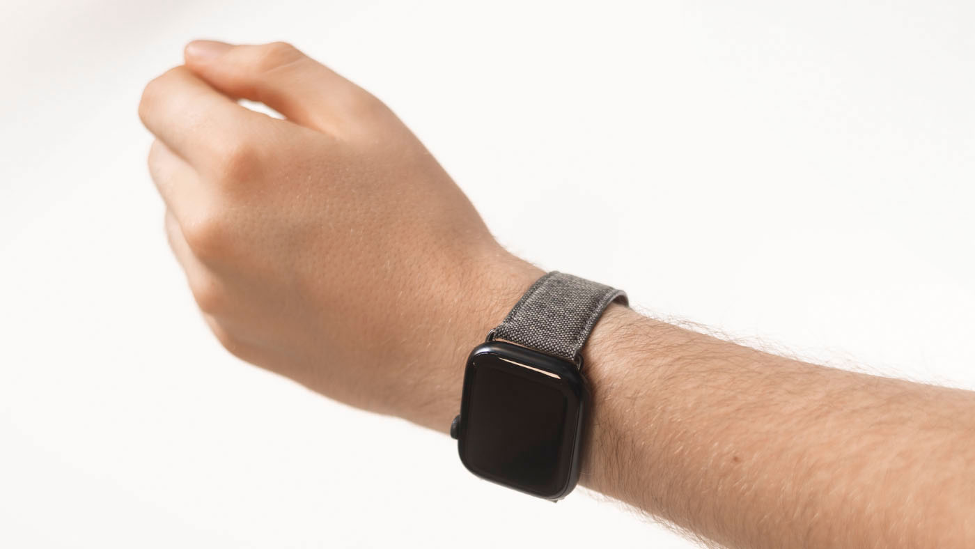 Die Apple Watch mit dem neuen Armband wird an einem Handgelenk gezeigt