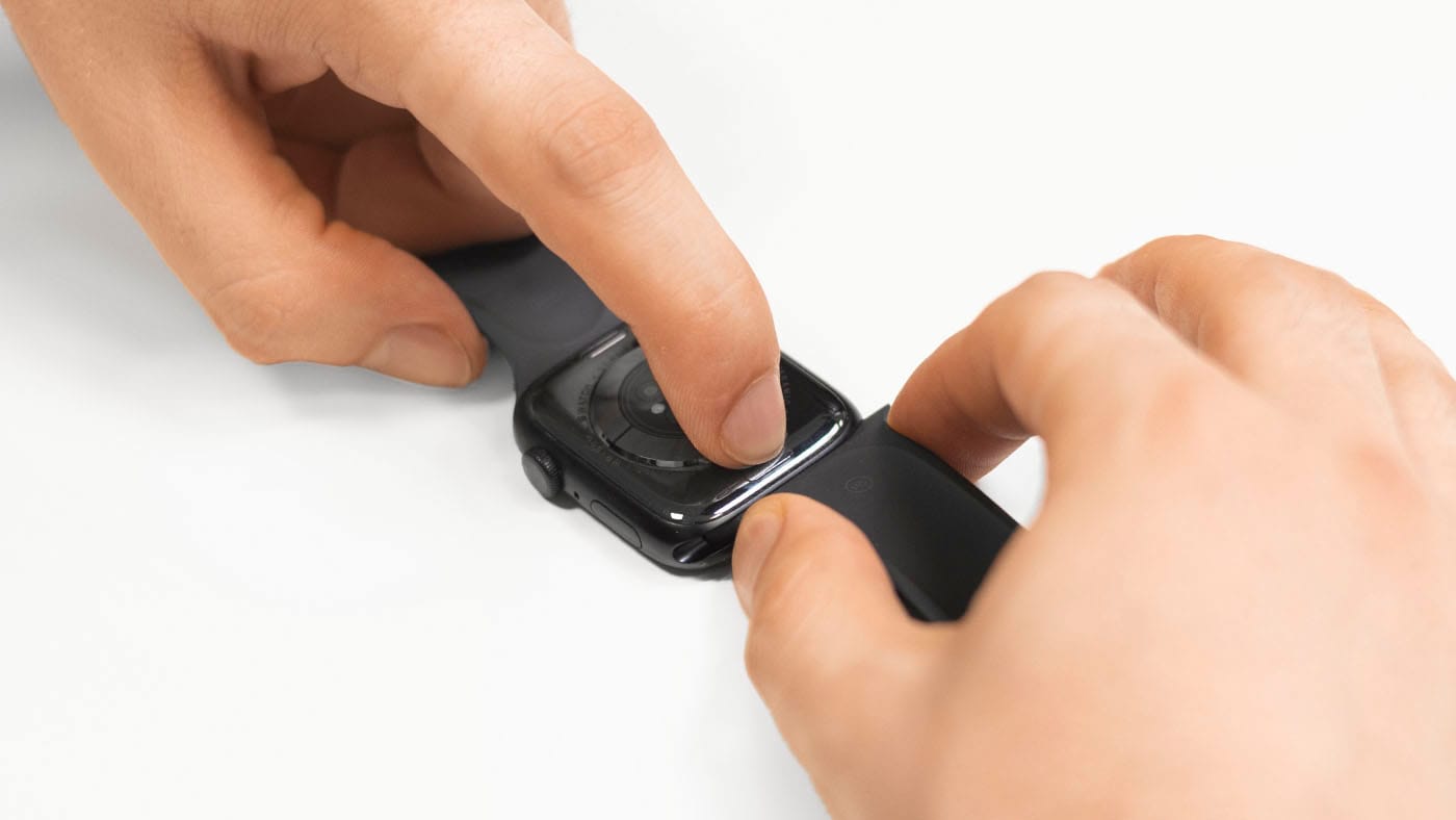 Der Knopf zum Lösen der Apple Watch Armbänder wird auf der Rückseite der Apple Watch gedrückt