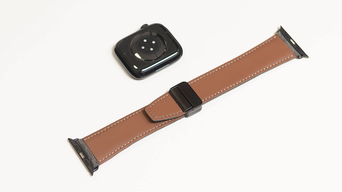 Die Apple Watch ohne Armbänder liegt neben dem neuen Armband auf dem Tisch