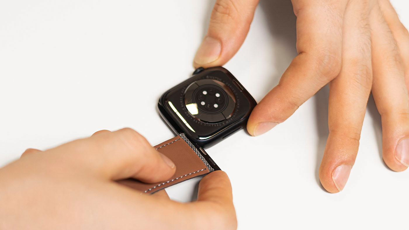 Die neuen Apple Watch Armbänder werden an die Apple Watch angebracht