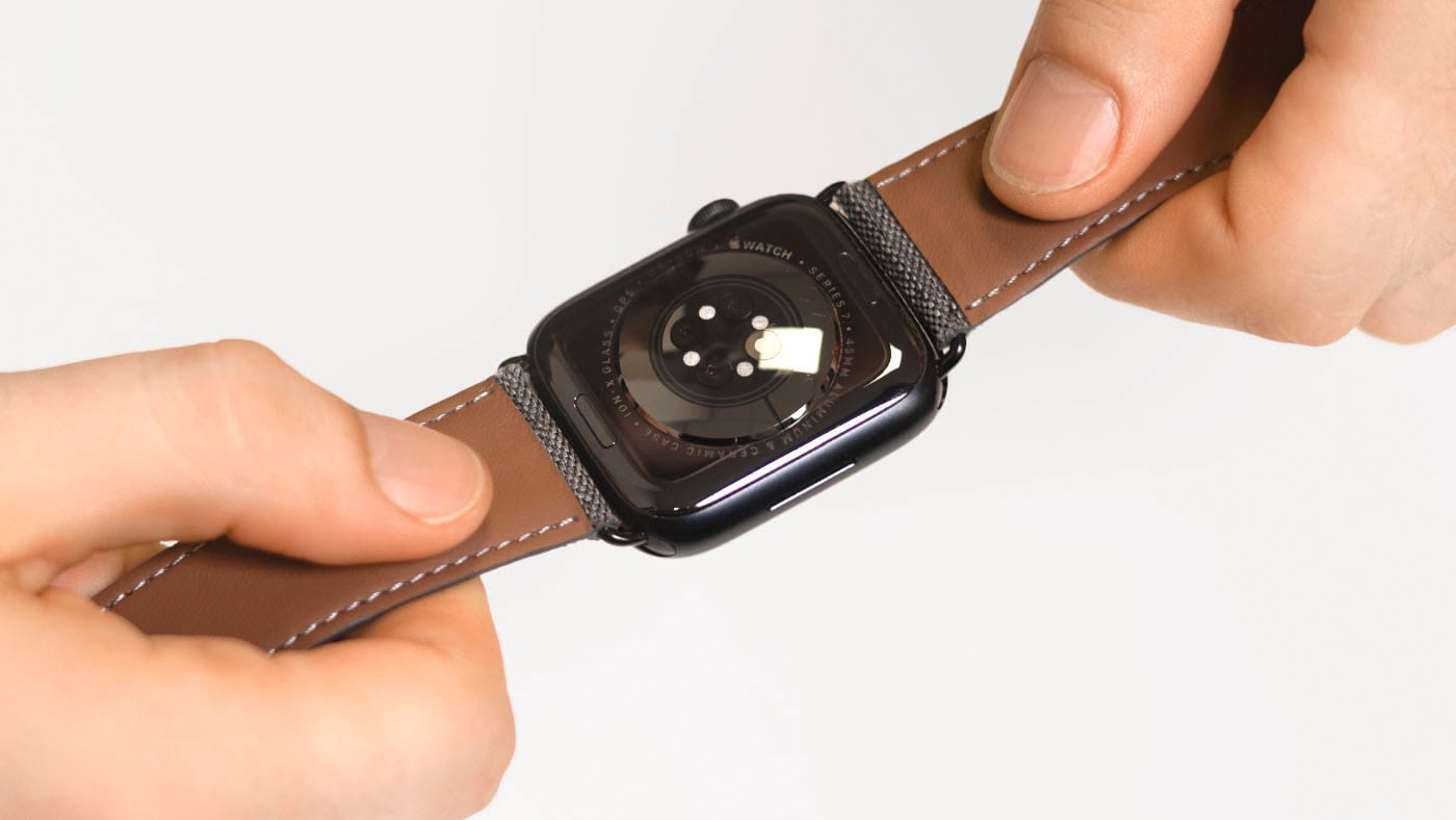 Es wird an den neu angebrachten Apple Watch Armbänder gezogen
