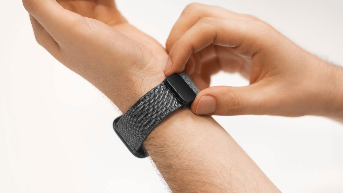 Die Apple Watch mit dem neuen Armband wird angezogen