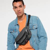 Eastpak Doggy Bag – Gürteltasche mit 3 Fächern und verstellbarem Hüftgurt