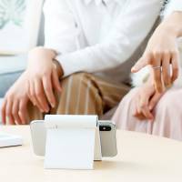 Ugreen Tablet und Smartphone Halter – Universeller, Klappbarer und flexibler Handy und Tablet Ständer